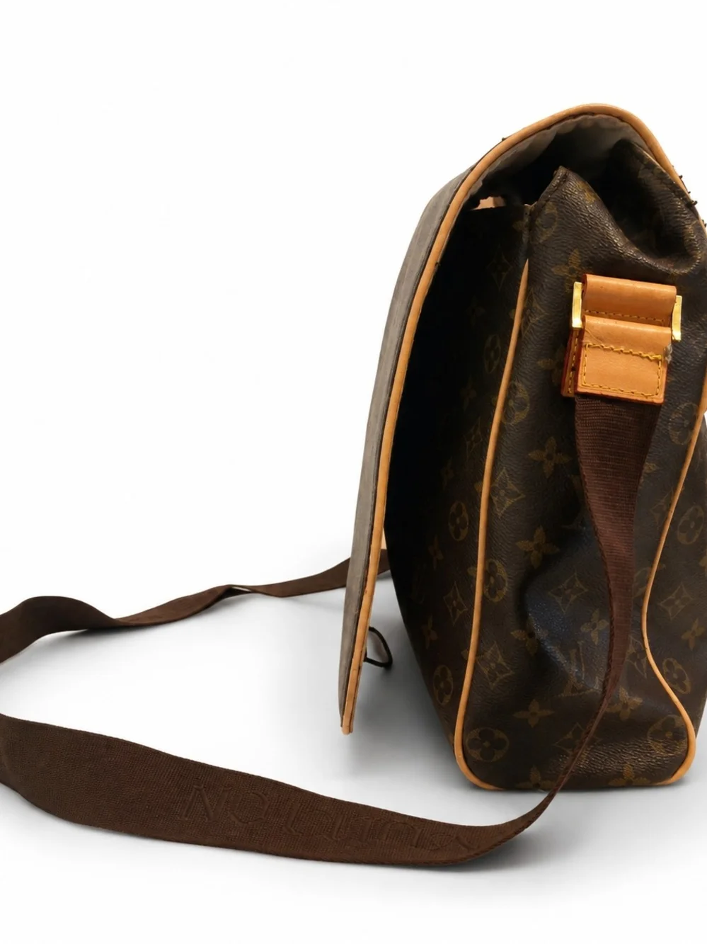 2004 Louis Vuitton Messenger Bag.
